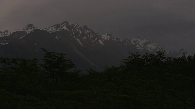 在雾天，大雪覆盖着山脉的山峰。视频素材