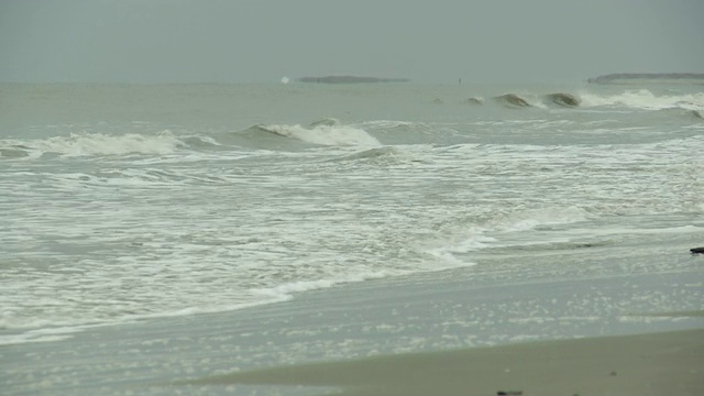 波浪冲刷着大岛海滩的沙滩。视频素材