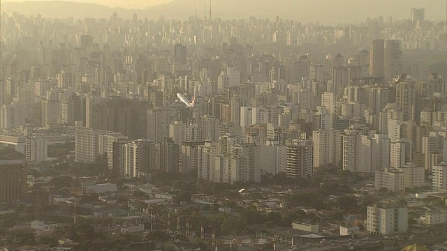 一架喷气式飞机在机场的跑道上滑行，然后起飞。视频素材