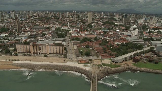 巴西福塔莱萨(Fortaleza)海岸挤满了建筑。视频素材