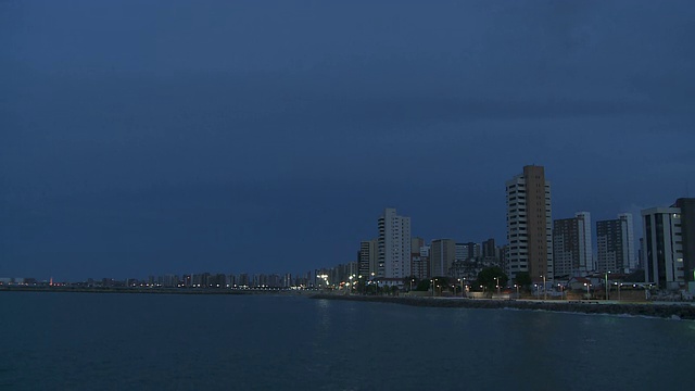 摩天大楼和高层建筑沿海岸排列。视频素材