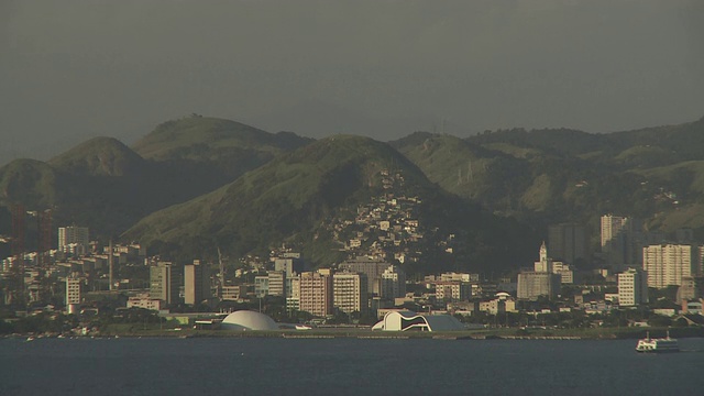 一艘渡船驶过里约热内卢海岸附近的一个港口。视频素材