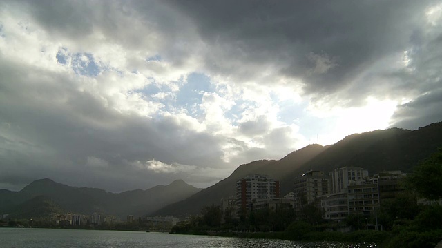 茂密的山脉环绕着里约热内卢，暴风雨的乌云笼罩在上面。视频素材