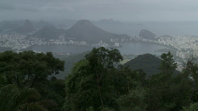 郁郁葱葱的山脉和雨林环绕着巴西的里约热内卢市。视频素材