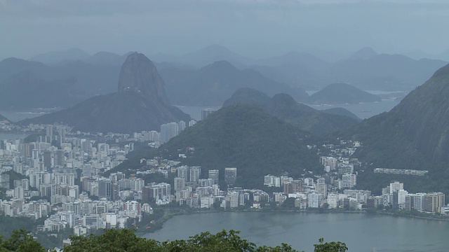 雾气笼罩着里约热内卢周围郁郁葱葱的群山。视频素材