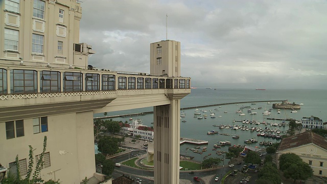 Elevador Lacerda面向巴西萨尔瓦多的城市和沿海地区。视频素材