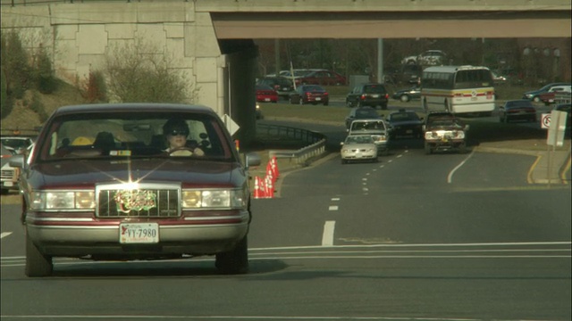 汽车和卡车在交通繁忙的道路上行驶。视频素材