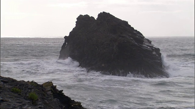 海浪冲刷着露出地面的岩石。视频素材