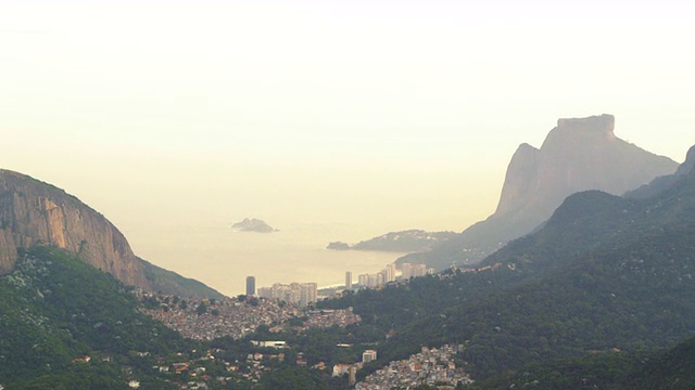 跟踪航拍的里约热内卢de Janeiro，巴西城市景观视频素材