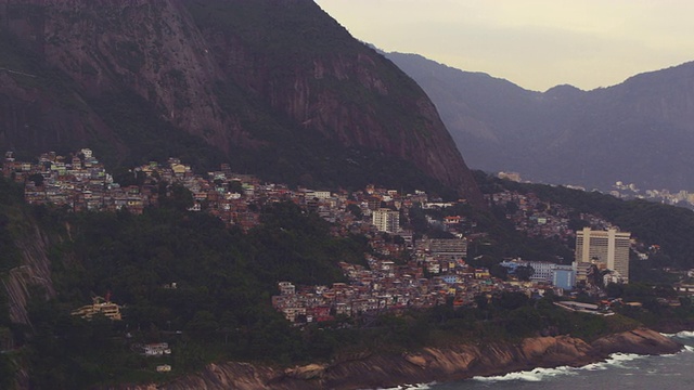 空中拍摄的贫民窟在山上和城市的里约热内卢de Janeiro，巴西视频素材