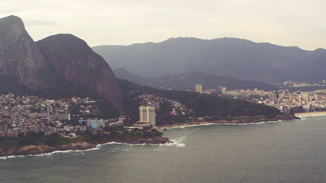 空中拍摄的贫民窟在山上和城市的里约热内卢de Janeiro，巴西与镜头光晕视频素材