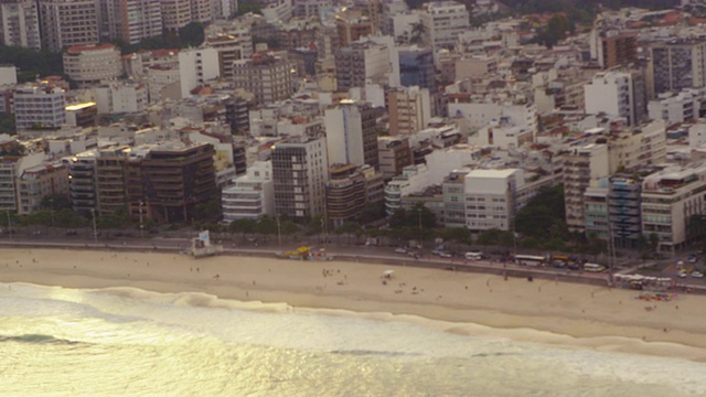 航拍的海滩和城市的里约热内卢de Janeiro，巴西视频素材