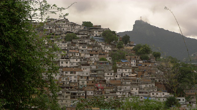 模糊静态拍摄的棚屋在科尔科瓦多山在里约热内卢de Janeiro，巴西视频素材