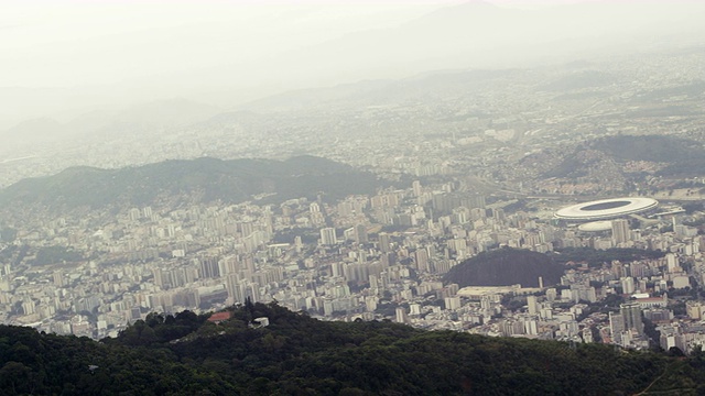 航拍里约热内卢，包括足球场和山脉视频素材