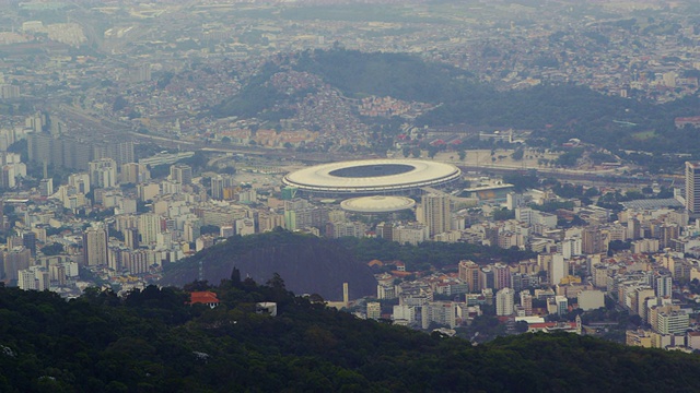 航拍里约热内卢，足球场和山脉视频素材