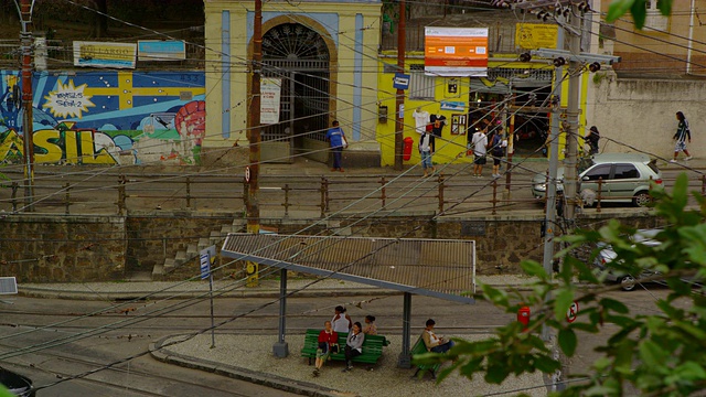 慢镜头拍摄的活动沿着街道在里约热内卢de Janeiro，巴西视频素材