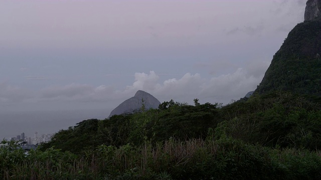 向上平移拍摄的遥远的基督像在科尔科瓦多在里约热内卢de Janeiro，巴西视频素材