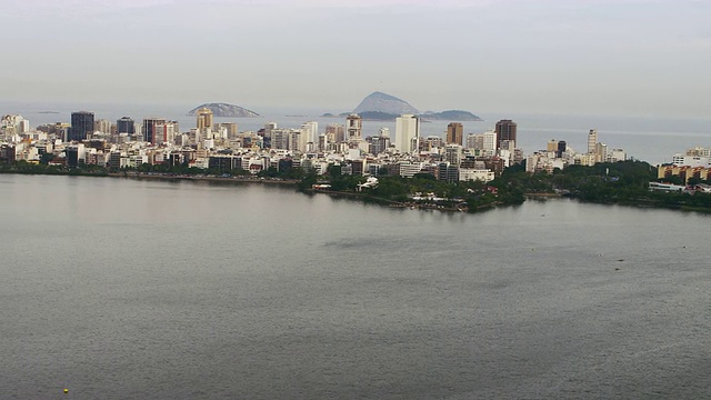 鸟瞰图的直升机飞过Lagoa -里约热内卢de Janeiro，巴西。视频素材