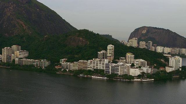 鸟瞰图巴西湖和城市景观-里约热内卢de Janeiro。视频素材