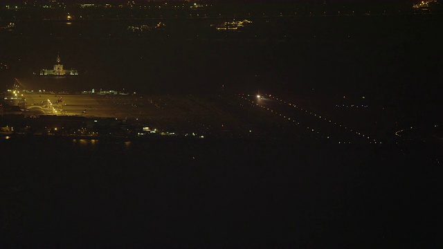 从空中拍摄的MaracanÌ£体育场的屋顶和空看台。视频素材