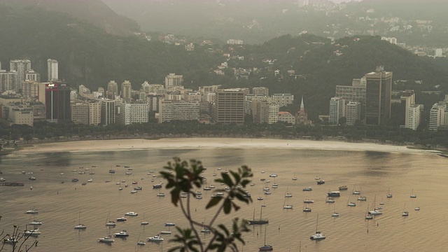 漂浮overåÊCorcovado山inåÊRio de Janeiro。救世主基督和甜面包山。视频素材