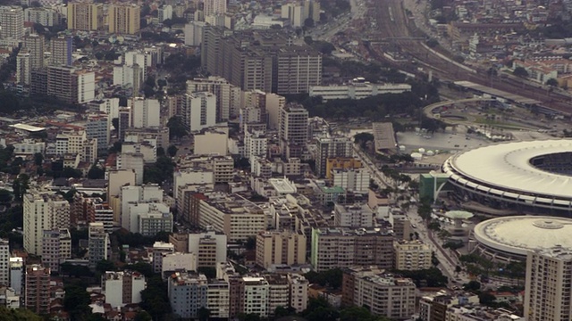 航拍城市里约热内卢，包括足球场视频素材