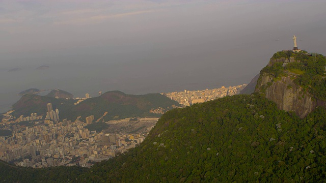 航拍城市全景，基督雕像视频素材