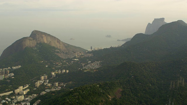 城市和山脉的航拍全景图视频素材