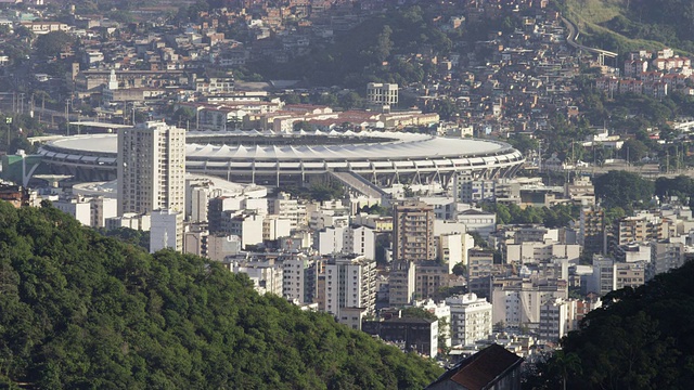 Pan of hills, homes和MaracanÌ£stadium视频素材