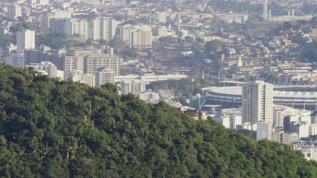 在MaracanÌ£体育场附近缓慢的山丘和房屋视频素材