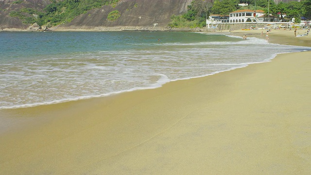 慢动作的海浪冲上里约热内卢海滩。视频素材