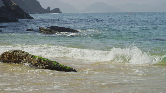 在里约热内卢的红海滩，海浪盘旋在岸边的慢动作。视频素材