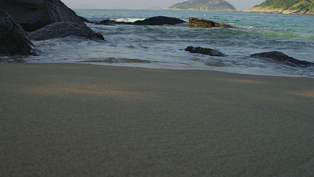 里约热内卢的红海滩沙滩与海浪的慢镜头。视频素材