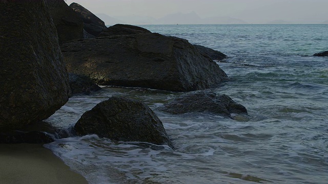 在里约热内卢的红海滩海浪撞击岩石的慢动作。视频素材