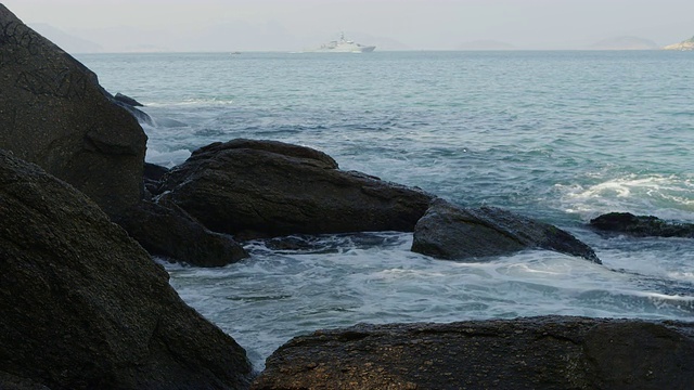 在里约热内卢的红海滩海浪撞击岩石的慢动作。视频素材