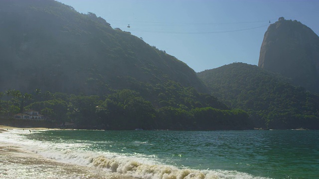 里约热内卢中海浪撞击红海滩的慢镜头。视频素材