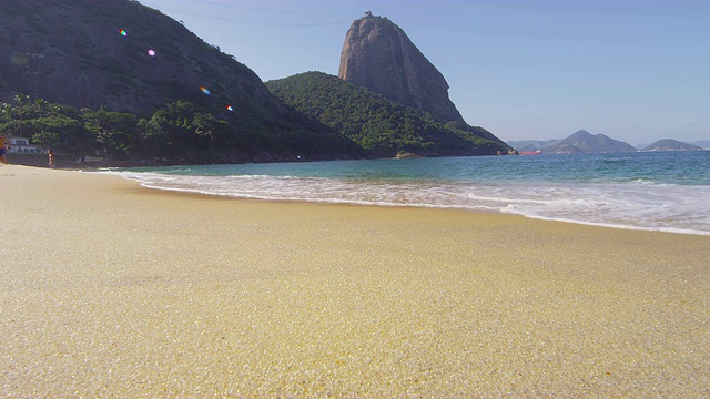 海浪冲刷里约热内卢红海滩的静态镜头。视频素材