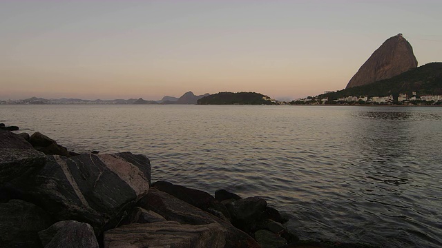 静态拍摄的里约热内卢海岸线与甜面包山的夜景。视频素材