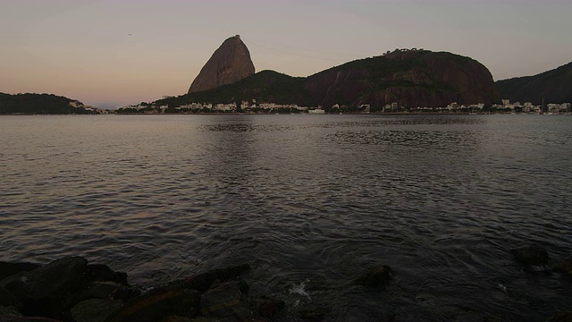 静态拍摄的里约热内卢海岸线与甜面包山的夜景。视频素材