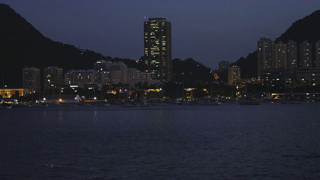 远处是一个小城市，夜晚的建筑景观。视频素材