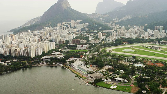 鸟瞰图的Lagoa，赛马会，和山脉-里约热内卢de Janeiro，巴西。视频素材