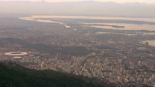 空中拍摄的日落里约热内卢和体育场。视频素材