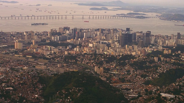 空中拍摄的里约热内卢，巴西和城市扩张。视频素材