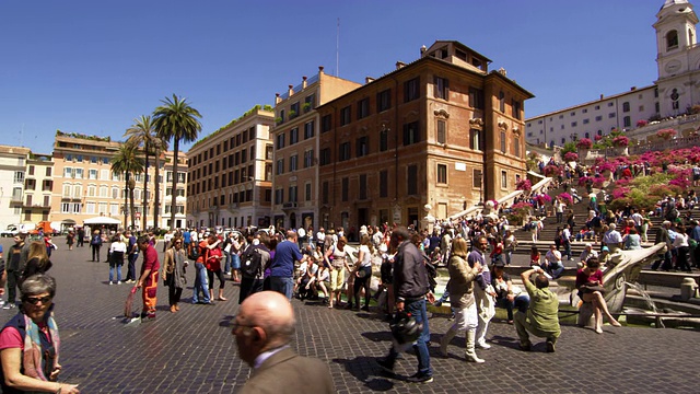 潘广场在TrinitÃ dei Monti前面的慢镜头视频素材