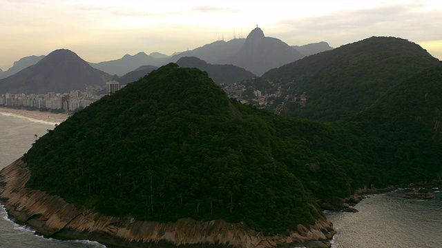 鸟瞰图里约热内卢de Janiero通过两座山视频素材