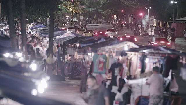 小贩和街道交通的静态镜头。视频素材