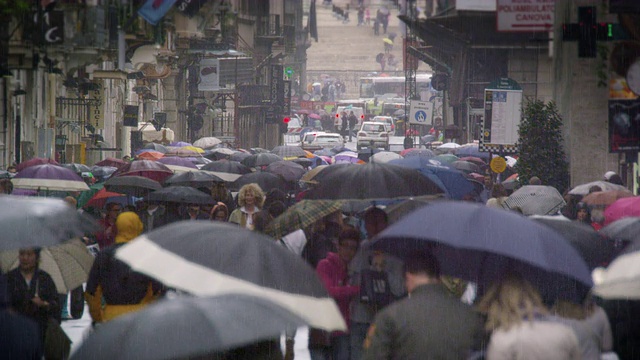 罗马拥挤的街道，到处都是雨伞。视频素材