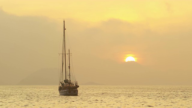 一艘船在巴西里约热内卢附近的海上漂浮视频素材