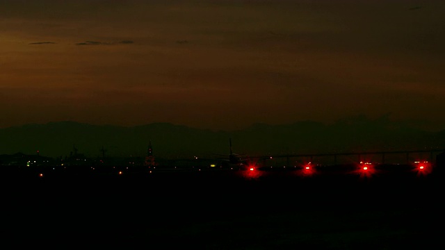 飞机低空飞进了里约热内卢JacarepaguÌÁ机场视频素材