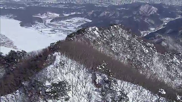 白雪覆盖的沙马山鸟瞰图视频素材